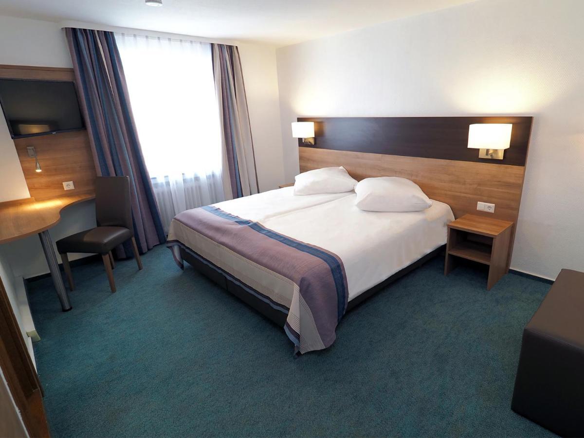 Hotel Goldener Hirsch Mosbach Мосбах Экстерьер фото